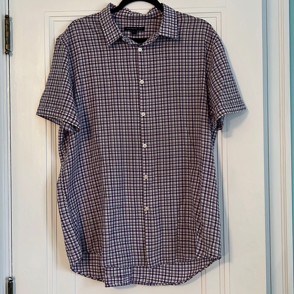 Super lightweight and soft John Varvatos men’s short sleeve dress shirt.